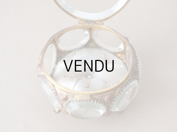 画像9: 19世紀末 アンティーク ジュエリーボックス パウダーブルーのクッション ラウンド型 ロカイユ装飾の脚 (9)