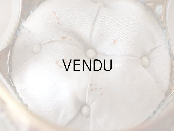 画像11: 19世紀末 アンティーク ジュエリーボックス パウダーブルーのクッション ラウンド型 ロカイユ装飾の脚 (11)