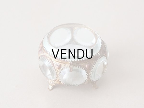 画像4: 19世紀末 アンティーク ジュエリーボックス パウダーブルーのクッション ラウンド型 ロカイユ装飾の脚 (4)