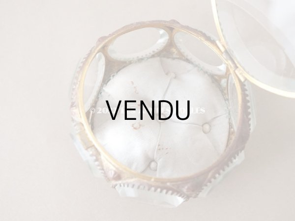 画像10: 19世紀末 アンティーク ジュエリーボックス パウダーブルーのクッション ラウンド型 ロカイユ装飾の脚 (10)