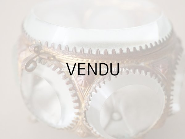 画像17: 19世紀末 アンティーク ジュエリーボックス パウダーブルーのクッション ラウンド型 ロカイユ装飾の脚 (17)