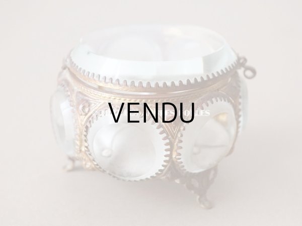 画像16: 19世紀末 アンティーク ジュエリーボックス パウダーブルーのクッション ラウンド型 ロカイユ装飾の脚 (16)