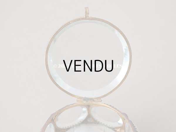 画像8: 19世紀末 アンティーク ジュエリーボックス パウダーブルーのクッション ラウンド型 ロカイユ装飾の脚 (8)