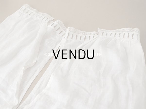 画像13: 1900年代 アンティーク ペチコート 王冠紋章の刺繍入り ピンクのリボン＆手編みのヴァランシエンヌレース  (13)