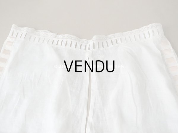 画像3: 1900年代 アンティーク ペチコート 王冠紋章の刺繍入り ピンクのリボン＆手編みのヴァランシエンヌレース  (3)