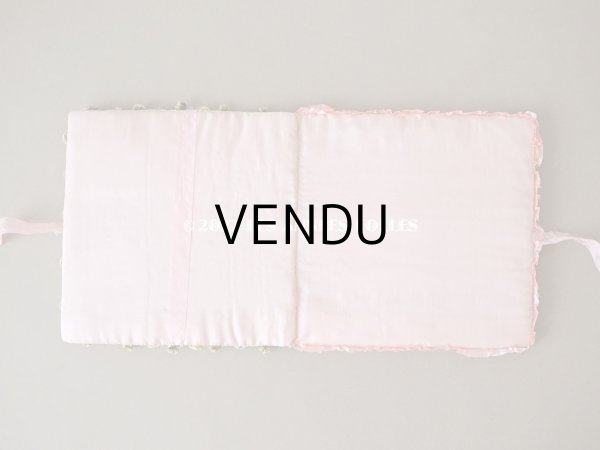 画像6: 1900年代 アンティーク シルク製 小さなハンキーケース  ロココモチーフ&フリル ハンカチ用ポシェット  (6)