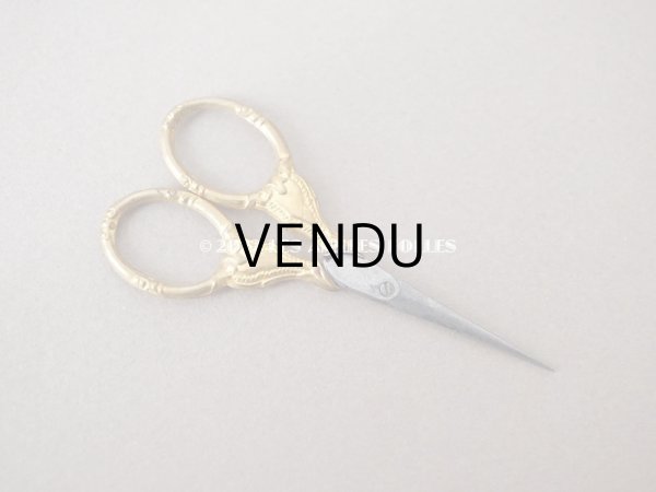 画像8: 19世紀末 アンティーク 小さなソーイングセット 薔薇＆ロカイユ装飾  裁縫道具　POMPONNE (8)