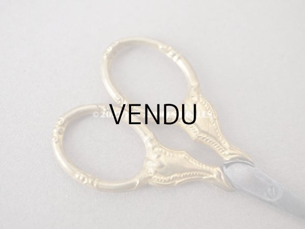 画像9: 19世紀末 アンティーク 小さなソーイングセット 薔薇＆ロカイユ装飾  裁縫道具　POMPONNE (9)