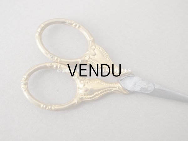 画像10: 19世紀末 アンティーク 小さなソーイングセット 薔薇＆ロカイユ装飾  裁縫道具　POMPONNE (10)