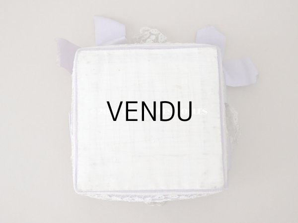 画像4: 19世紀末　アンティーク 大きなリボンが結ばれた ソーイングボックス　ラヴェンダー　ボビンレース (4)