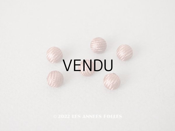 画像1: 19世紀末 アンティーク シルク製 くるみボタン 8mm  6ピースのセット ピンクブラウン (1)