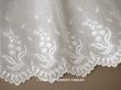 画像1: アンティーク 幅広 鈴蘭の刺繍入りレース　ホワイト　幅25cm (1)
