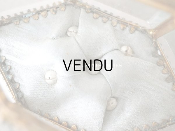 画像14: 19世紀末 アンティーク ジュエリーボックス 6角形　グレイッシュブルーのシルク製クッション (14)