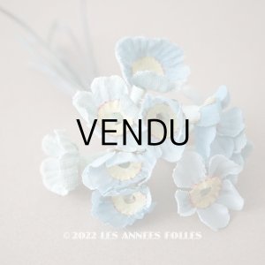 画像: アンティーク 2色の淡いブルーの布花  