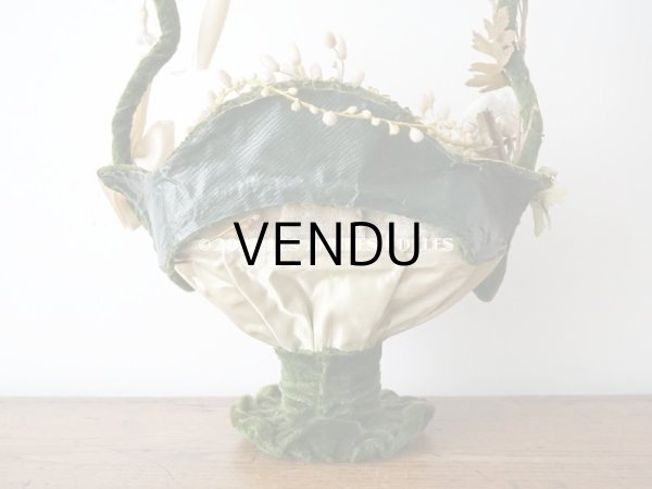 画像4: 【12周年セール対象外】1900年頃 アンティーク  グローブ・ド・マリエのパニエ型クッション  ワックスフラワーのティアラ＆ブートニア付き (4)