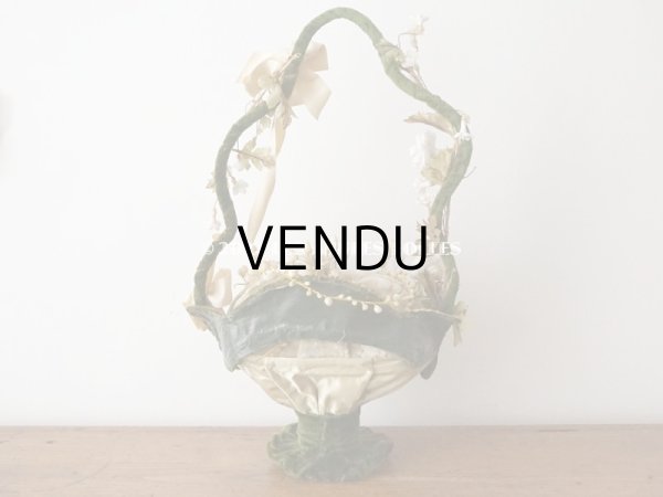 画像3: 【12周年セール対象外】1900年頃 アンティーク  グローブ・ド・マリエのパニエ型クッション  ワックスフラワーのティアラ＆ブートニア付き (3)