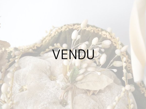 画像15: 【12周年セール対象外】1900年頃 アンティーク  グローブ・ド・マリエのパニエ型クッション  ワックスフラワーのティアラ＆ブートニア付き (15)