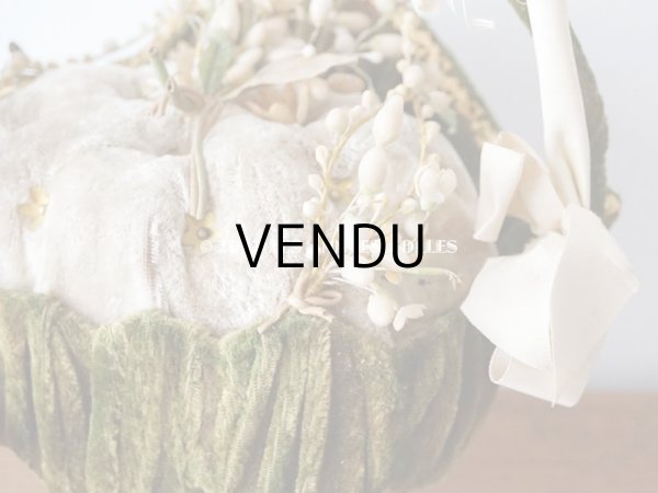 画像14: 【12周年セール対象外】1900年頃 アンティーク  グローブ・ド・マリエのパニエ型クッション  ワックスフラワーのティアラ＆ブートニア付き (14)