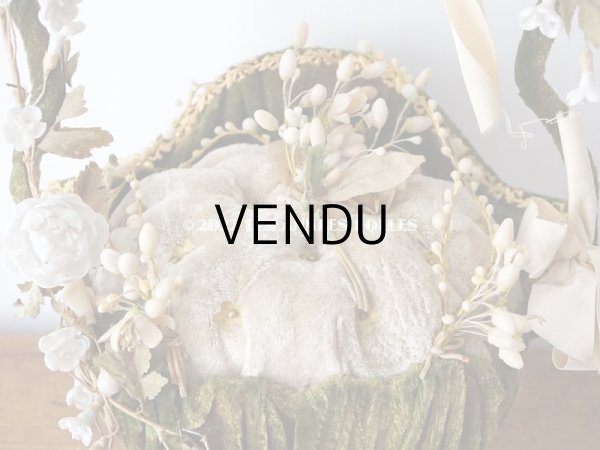 画像8: 【12周年セール対象外】1900年頃 アンティーク  グローブ・ド・マリエのパニエ型クッション  ワックスフラワーのティアラ＆ブートニア付き (8)