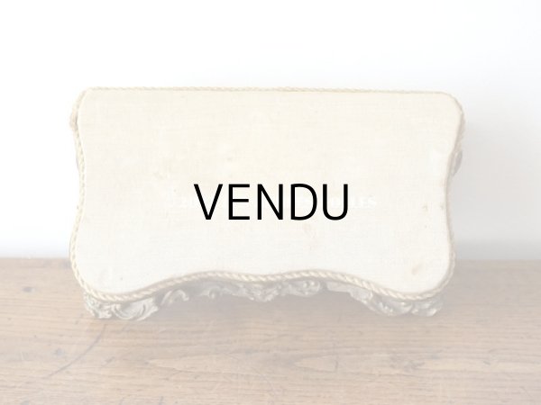 画像3: 【12周年セール対象外】19世紀末 アンティーク ロカイユ装飾の台座 ブラウンのベルベット　 (3)