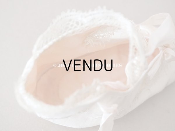 画像16: 【12周年セール対象外】1900年代 アンティーク ベビーシューズ  花模様の手刺繍入り ピンクのロココモチーフ付き (16)