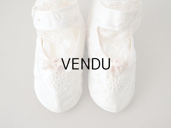 画像4: 【12周年セール対象外】1900年代 アンティーク ベビーシューズ  花模様の手刺繍入り ピンクのロココモチーフ付き (4)