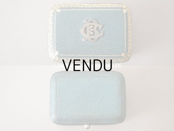 画像3: 【12周年セール対象外】19世紀末 アンティーク  本革製　ピアス用　小さなジュエリーボックス　イニシャル入り スモーキーなブルーグリーン  (3)