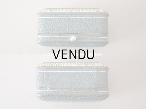 画像4: 【12周年セール対象外】19世紀末 アンティーク  本革製　ピアス用　小さなジュエリーボックス　イニシャル入り スモーキーなブルーグリーン  (4)