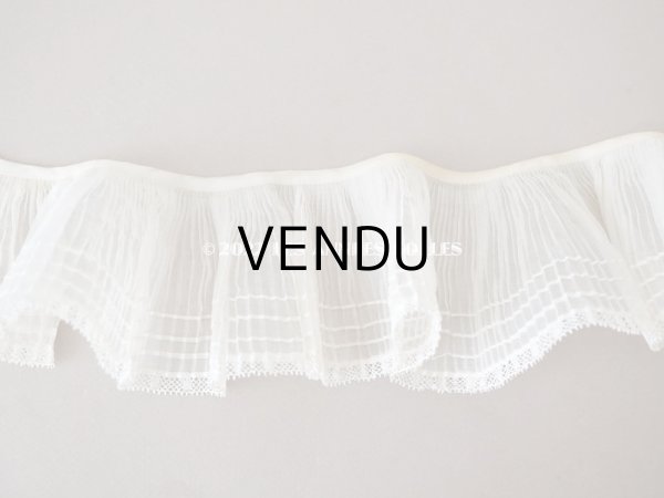 画像3: アンティーク  幅広 プリーツリボン レース付　ライン入り コットンオーガンジー オフホワイト&エクリュ 55cm 約7.7cm幅 (3)