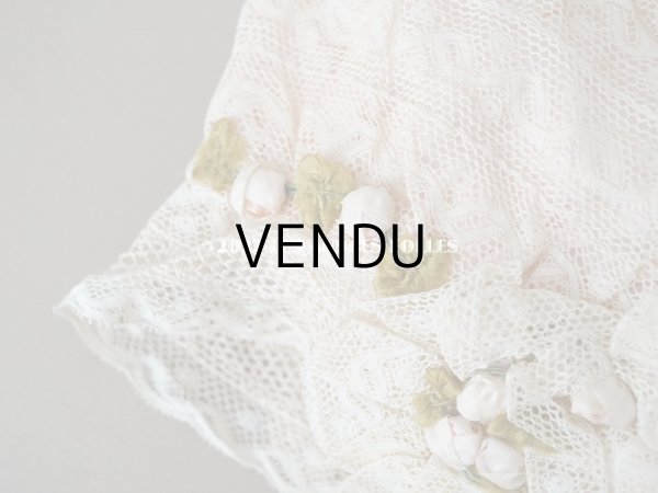 画像3: 1920年代 アンティーク  レースのボネ パウダーピンクの薔薇のロココトリム＆ピンクのシルクリボン付き  (3)