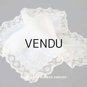 画像: 19世紀 アンティーク  結婚式のハンカチ 王冠紋章＆モノグラム刺繍入り　手編みのヴァランシエンヌレース