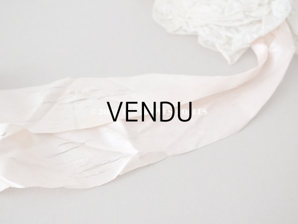 画像13: 1920年代 アンティーク  レースのボネ パウダーピンクの薔薇のロココトリム＆ピンクのシルクリボン付き  (13)