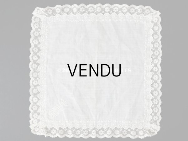 画像2: 19世紀 アンティーク  結婚式のハンカチ 王冠紋章＆モノグラム刺繍入り　手編みのヴァランシエンヌレース (2)