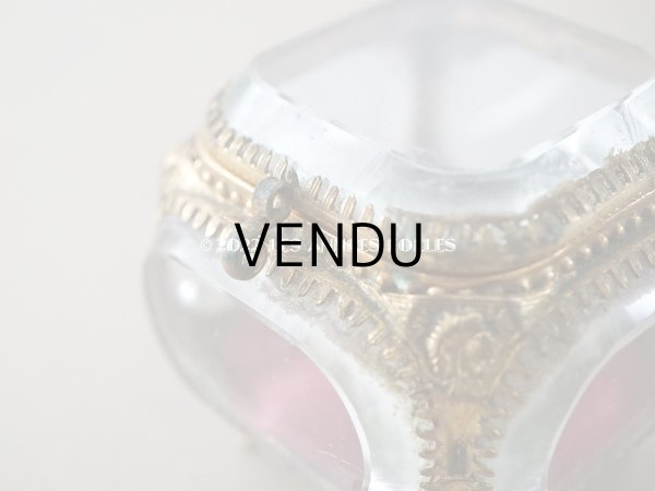 画像7: 19世紀末 アンティーク ジュエリーボックス 　ワインレッドのシルク製クッション　ロカイユ装飾の脚 (7)