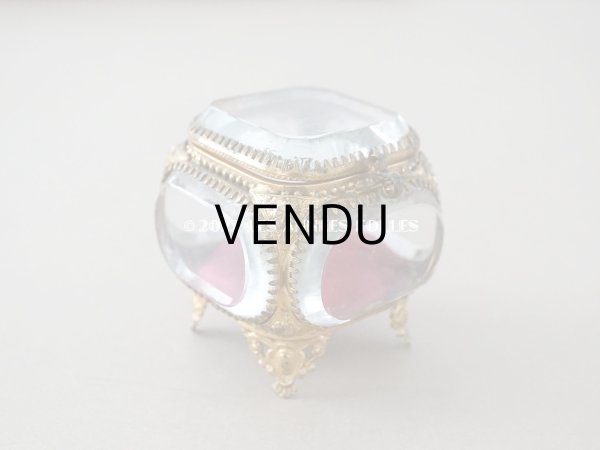 画像4: 19世紀末 アンティーク ジュエリーボックス 　ワインレッドのシルク製クッション　ロカイユ装飾の脚 (4)