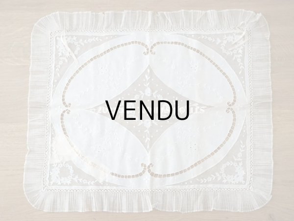 画像3: アンティーク シルクリボンが結ばれた　ベビーベッドカバー ホワイトワーク＆プリーツ入りチュールレース (3)