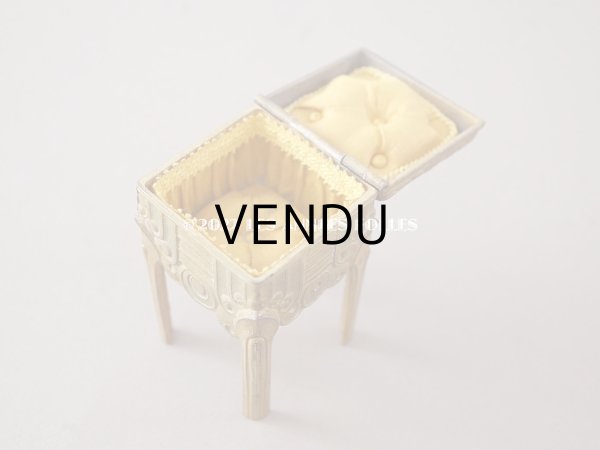 画像10: 1920年代 アンティーク 栗鼠のジュエリーボックス 　マスタードカラーのシルク製クッション　 (10)