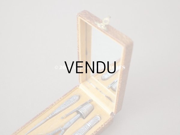 画像3: 1920年代 アンティーク リボン＆ローズパニエ柄 ソーイングセット 裁縫道具 (3)