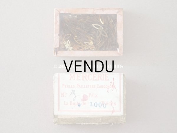 画像3: 1900年代 アンティーク 未開封 ガラスの蓋の紙箱 ゴールドのスパンコール1000ピース入り - AUX GALERIES LAFAYETTE - (3)