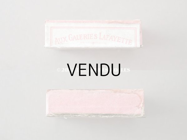 画像4: 1900年代 アンティーク 未開封 ガラスの蓋の紙箱 ゴールドのスパンコール1000ピース入り - AUX GALERIES LAFAYETTE - (4)