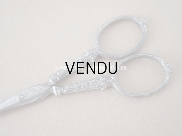 画像9: 1920年代 アンティーク リボン＆ローズパニエ柄 ソーイングセット 裁縫道具 (9)