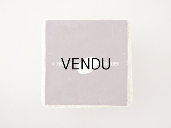 画像17: 1900年代 アンティーク ベルベットの台座 ボンマルシェ百貨店のラベル付き カーキ (17)