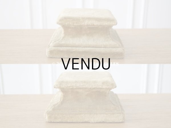 画像10: 1900年代 アンティーク ベルベットの台座 ボンマルシェ百貨店のラベル付き カーキ (10)