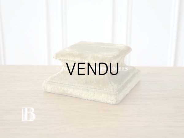 画像8: 1900年代 アンティーク ベルベットの台座 ボンマルシェ百貨店のラベル付き カーキ (8)