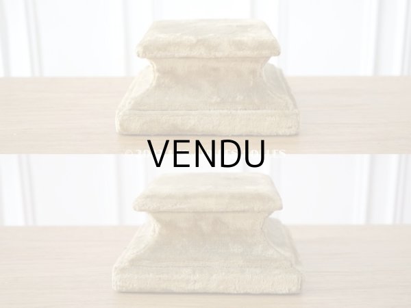 画像9: 1900年代 アンティーク ベルベットの台座 ボンマルシェ百貨店のラベル付き カーキ (9)