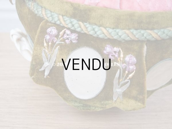 画像8: 1900年頃 アンティーク  グローブ・ド・マリエのパニエ型クッション  アイリスの花 (8)