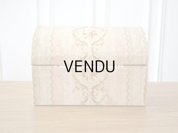 画像4: 18世紀 アンティーク 大きなコフレ　花模様のシルク地 (4)