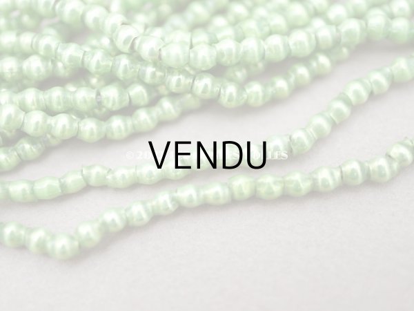 画像3: 【クリスマスセール2022対象外】1920年代 アンティーク 　スフレビーズ グリーン 極小3mm 吹きガラス製 ビーズ 約920ピースのセット (3)