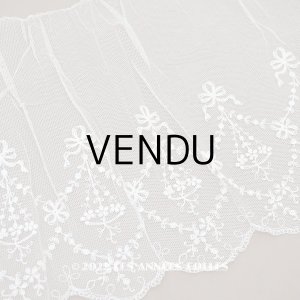画像: 【クリスマスセール2022対象外】アンティーク 花の刺繍入り 幅広レース 幅26.5〜28.5cm