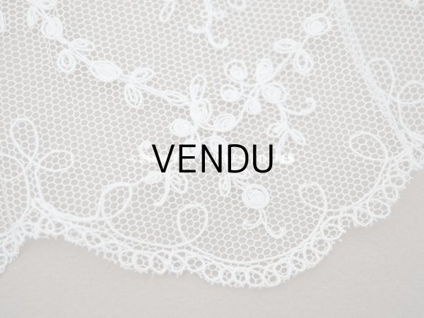 画像5: 【クリスマスセール2022対象外】アンティーク 花の刺繍入り 幅広レース 幅26.5〜28.5cm (5)